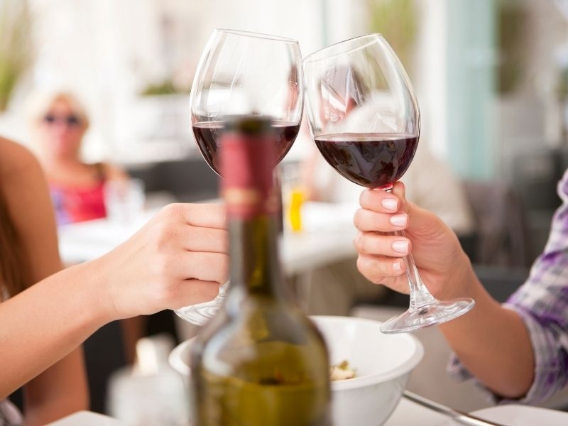 赤ワイン　乾杯