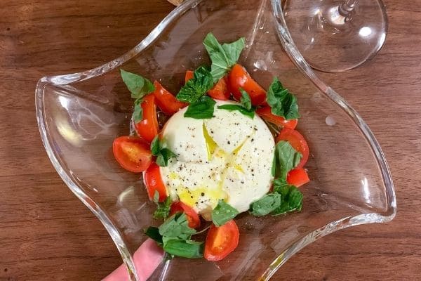 ブッラータチーズカプレーゼ