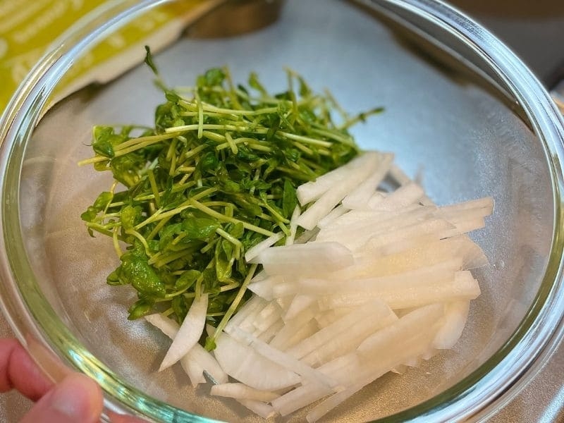 豆苗と大根のごま味噌サラダ