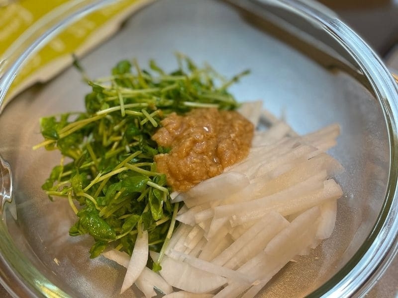 豆苗と大根のごま味噌サラダ