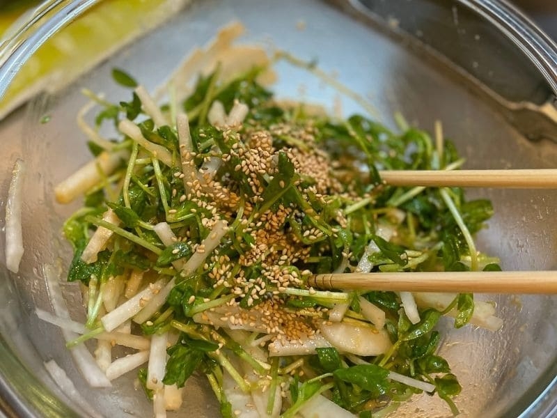 豆苗と大根のごま味噌サラダ