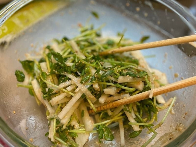 豆苗と大根のごま味噌サラダ