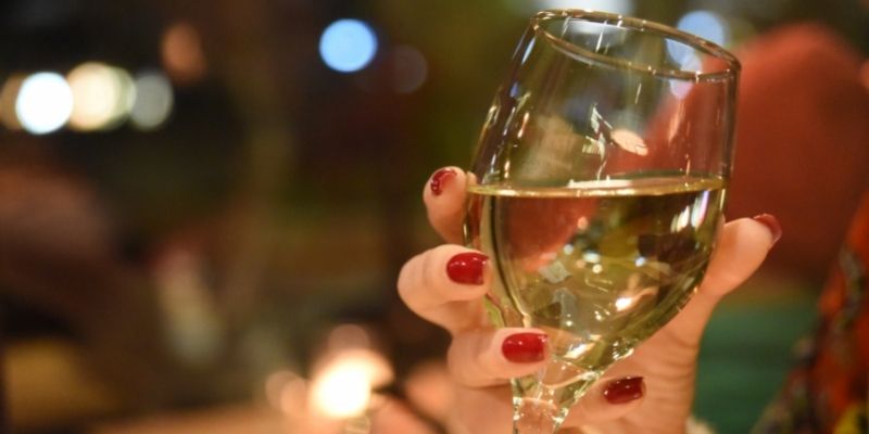 ワイングラス 持ち方 ボウル