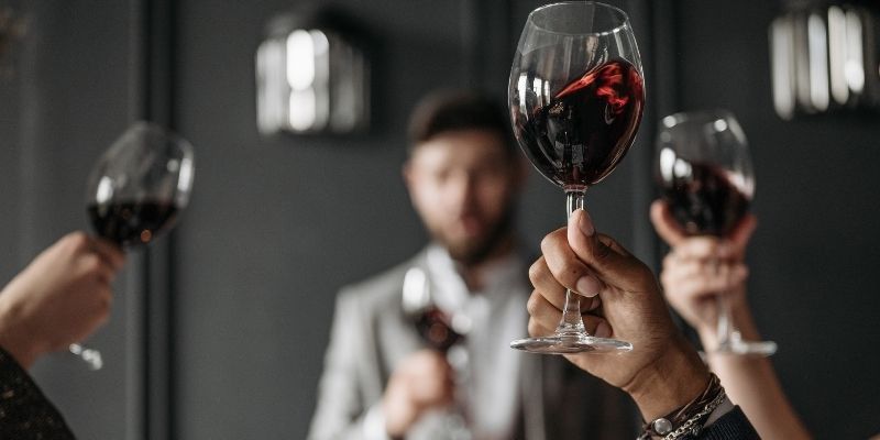 ワイングラス 持ち方 ステム