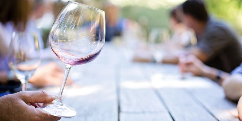 ワイングラス 持ち方 ステム