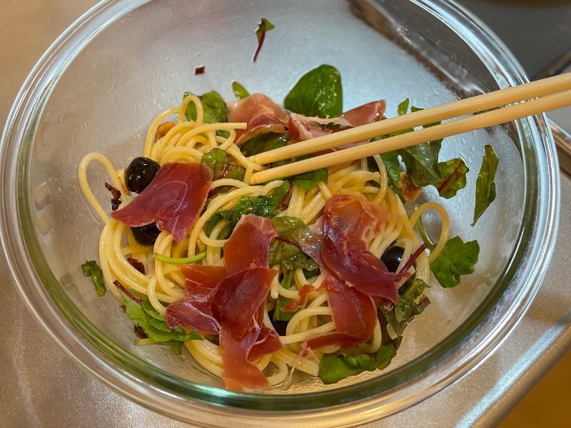 生ハムとオリーブの簡単レモンパスタ