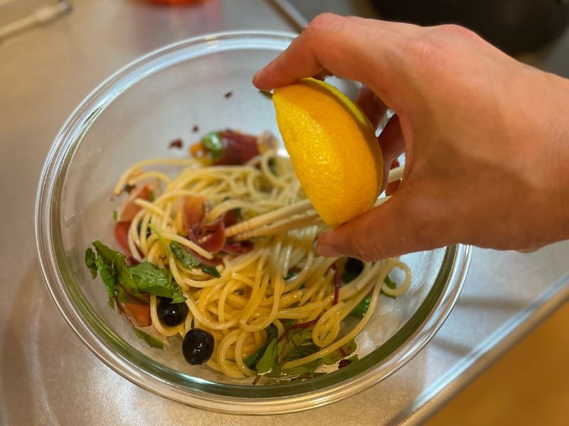 生ハムとオリーブの簡単レモンパスタ