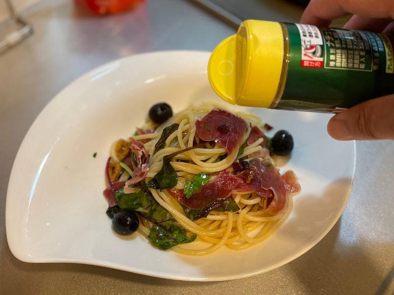 生ハムとオリーブの簡単レモンパスタ