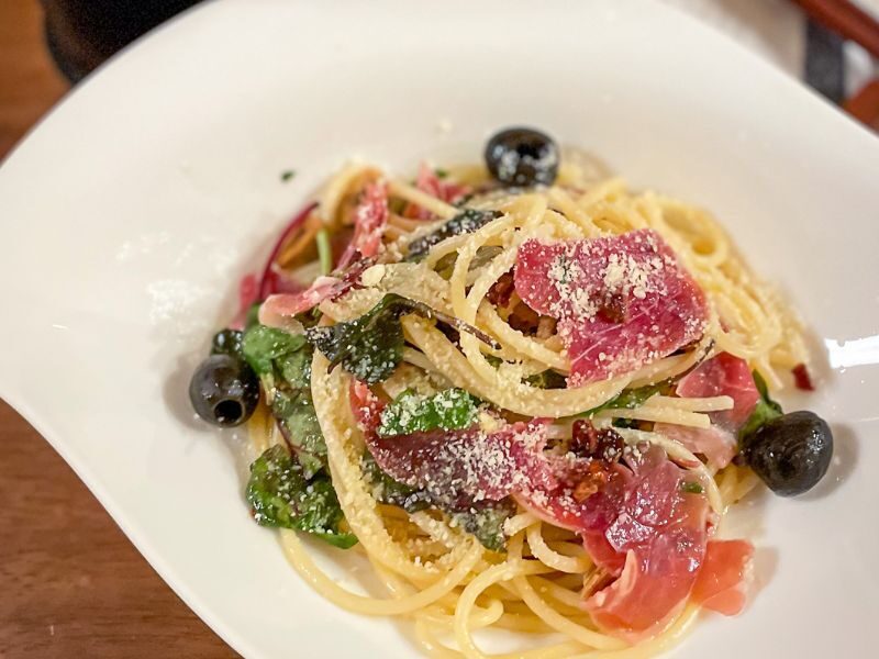 生ハムとオリーブの簡単レモンパスタ