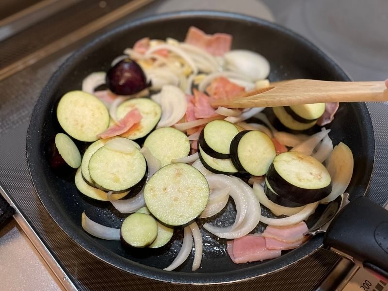 なすとベーコンの
バジルトマトパスタ