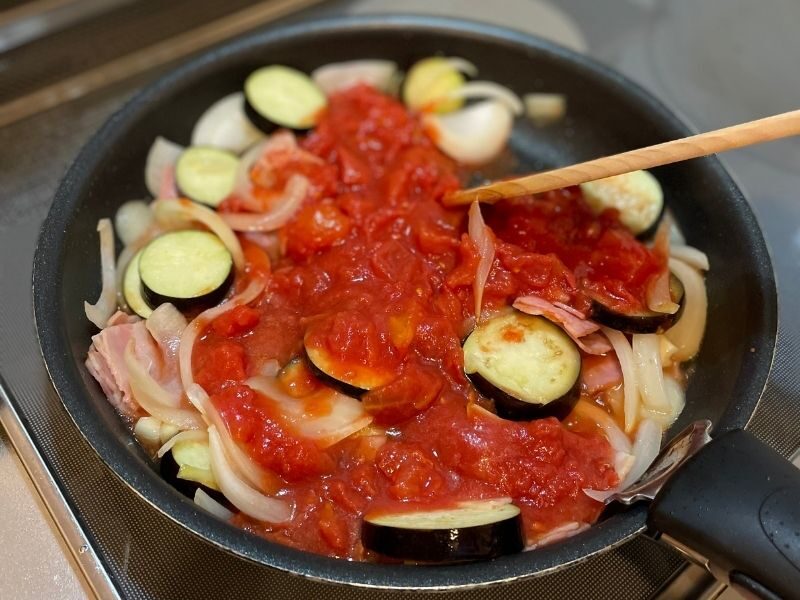 なすとベーコンの バジルトマトパスタ