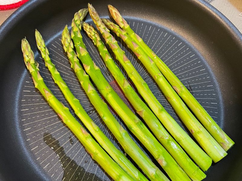 アスパラガスグリルのポーチドエッグのせ