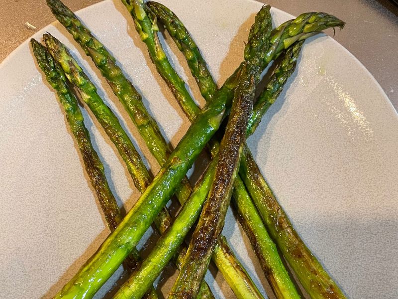 アスパラガスグリルのポーチドエッグのせ