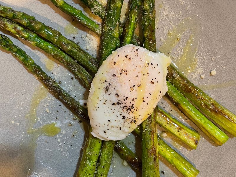 アスパラガスグリルのポーチドエッグのせ