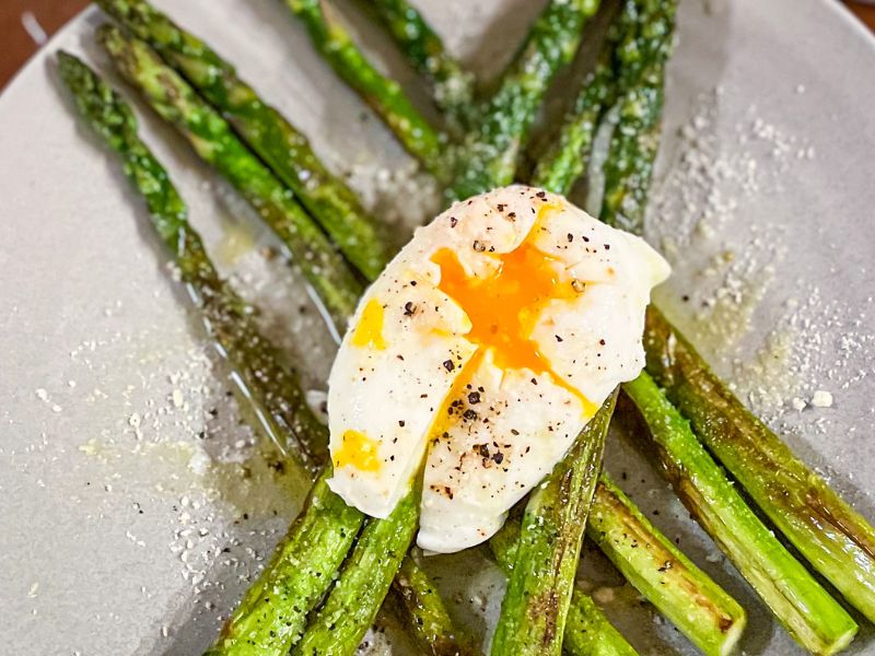 アスパラガスグリルのポーチドエッグのせ