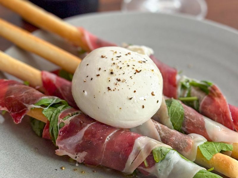 グリッシーニの生ハムルッコラ巻き
